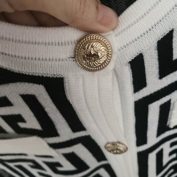 NWT Chic Black & White Geometric Knit Cardigan Sweater Jacket - Picture 2 of 7